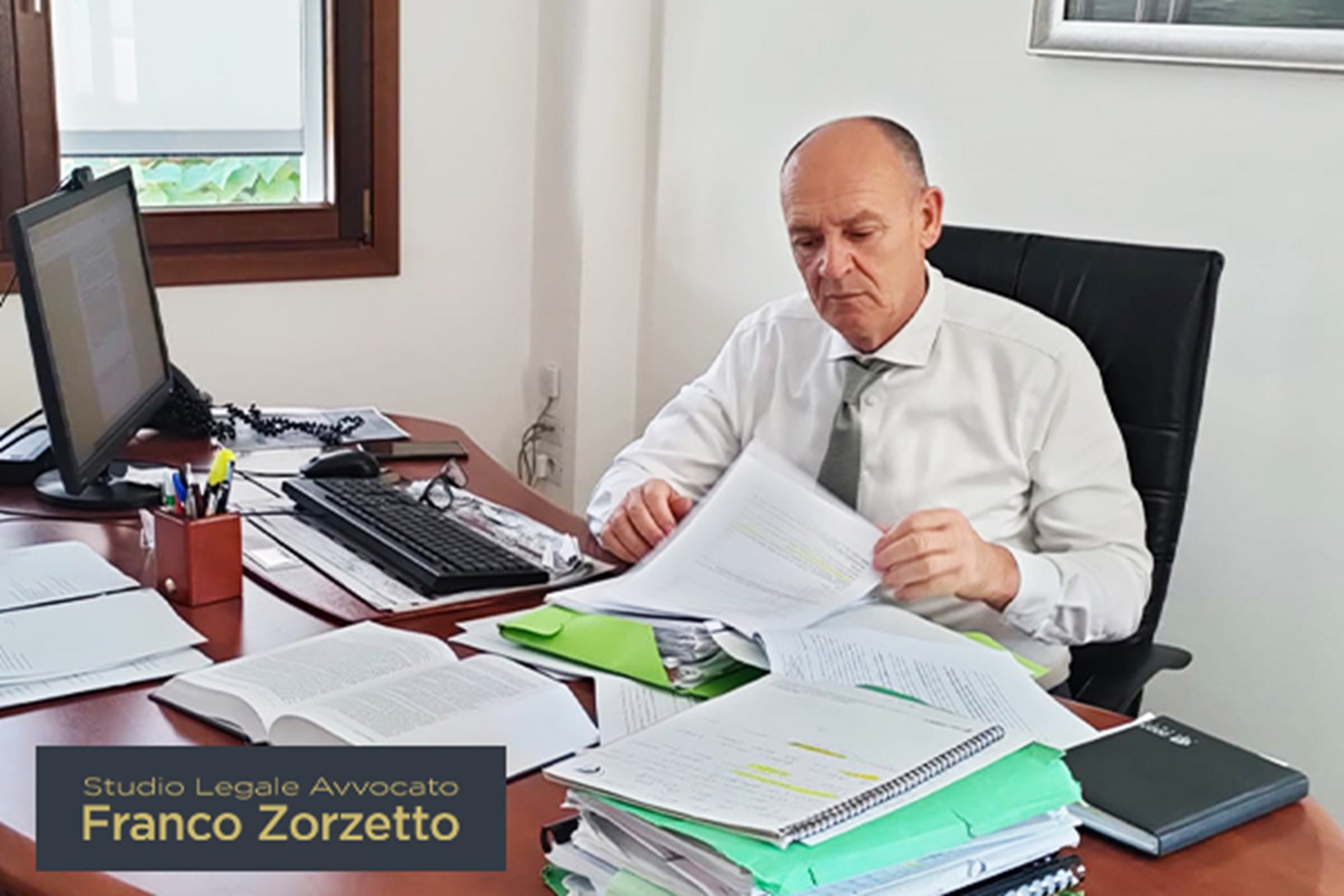 ✅ MALASANITÀ A CHI RIVOLGERSINel caso in cui tu abbia subito un errore medico e desideri ottenere giustizia per il danno subito, è fondamentale rivolgerti a un avvocato esperto in malasanità. Questi professionisti sono esperti nel campo legale della responsabilità medica e possono fornirti l'assistenza necessaria per affrontare il tuo caso.✔ Gli avvocati esperti in malasanità sono formati per analizzare le circostanze del tuo trattamento medico e valutare se è stato commesso un errore da parte del personale sanitario o della struttura ospedaliera. Possono anche aiutarti a raccogliere le prove necessarie per sostenere la tua causa e a presentare un reclamo adeguato.✔ Quando cerchi un avvocato specializzato in malasanità, assicurati di scegliere qualcuno con una vasta esperienza in questo settore specifico (vedi qui ▶ https://www.avvocatozorzetto.it/page/scegli-avvocato/miglior-avvocato-per-malasanita ). Cerca professionisti che abbiano trattato casi simili al tuo e che siano in grado di dimostrare competenza e successo nel rappresentare le vittime di errori medici.✔ Rivolgersi a un avvocato specializzato in malasanità è particolarmente importante perché questo tipo di legge è complesso e richiede una conoscenza approfondita delle normative sanitarie e delle procedure legali correlate. Questi avvocati avranno familiarità con le sfide che possono sorgere durante una causa di malasanità e sapranno come affrontarle nel modo più efficace.✔ In sintesi, se hai subito un errore medico, non esitare a cercare assistenza legale da parte di avvocati esperti in malasanità. Questi professionisti saranno in grado di guidarti attraverso il processo legale, proteggere i tuoi diritti e lavorare per ottenere una giusta compensazione per il tuo danno. Ricorda che hai il diritto di difenderti e che gli avvocati esperti in malasanità sono lì per supportarti in questa battaglia per la giustizia.Per ulteriori informazioni su come affrontare un caso di malasanità, contattaci e saremo lieti di offrirti un primo colloquio di valutazione gratuito con uno dei nostri avvocati esperti in malasanità. La tua salute e i tuoi diritti sono importanti, e noi siamo qui per aiutarti a ottenere la giustizia che meriti.