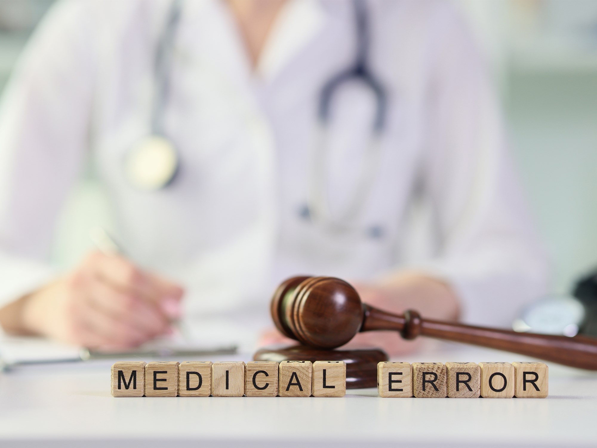 ✅ CONOSCERE LA MATERIA DELLA RESPONSABILITA' MEDICA E' FONDAMENTALE
✔ Conoscere nel dettaglio il proprio caso e capire quali siano i propri diritti è fondamentale, per questo motivo lo Studio legale Zorzetto mette a disposizione dei propri clienti in tutta Italia un’assistenza completa e confezionata su misura, tanto che ogni aspetto viene vagliato con attenzione alla luce della particolarità del caso singolo, grazie all’esperienza acquisita dallo Studio Legale dell’avvocato Franco Zorzetto nel settore della responsabilità medica.


✅ QUALI SONO I COSTI PER IL CLIENTE?

✔ Solo nei casi di gravi danni permanenti o morte del paziente, nessun esborso economico viene chiesto al cliente o ai suoi famigliari per le prestazioni professionali rese dall’avvocato e dal suo team di professionisti e medici occupati nel definire positivamente la pratica fintanto che non sia stato raggiunto l’obiettivo del risarcimento.

✔ Solamente nel caso in cui sia accertata la responsabilità della struttura ospedaliera o del singolo medico e dopo che il cliente avrà ottenuto il pagamento, quest’ultimo corrisponderà allo studio il compenso convenuto nell’accordo sottoscritto che disciplina il trattamento economico dell’avvocato e del pool dei medici che hanno determinato l’esito positivo della vicenda.